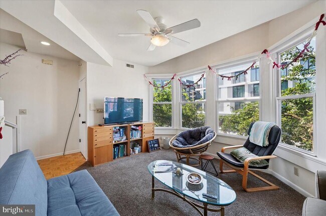 Foto del edificio - 3725 Lancaster Ave