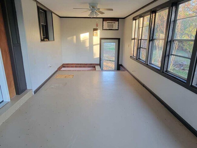 Foto del edificio - FOR LEASE - 3 Bed, 2 Bath, SINGLE-FAMILY HOME ON 5 ACRES IN LEBANON!