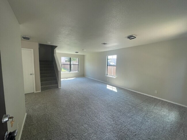 Building Photo - MOVE IN READY - Lovely & Spacious 3 bedroo...