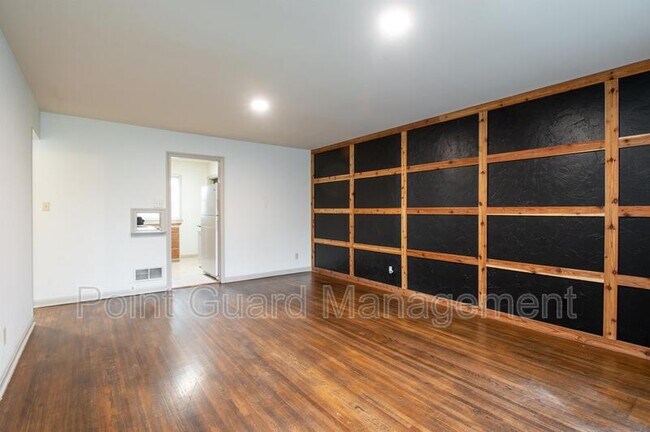 Foto del edificio - 6122-6124 E Oakwood Dr