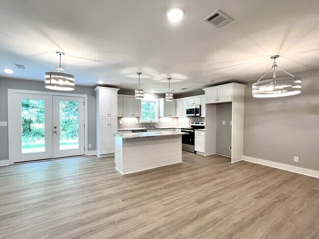 Foto del edificio - TOWNHOME ON WEST SIDE NEAR FIVE OAKS GOLF ...
