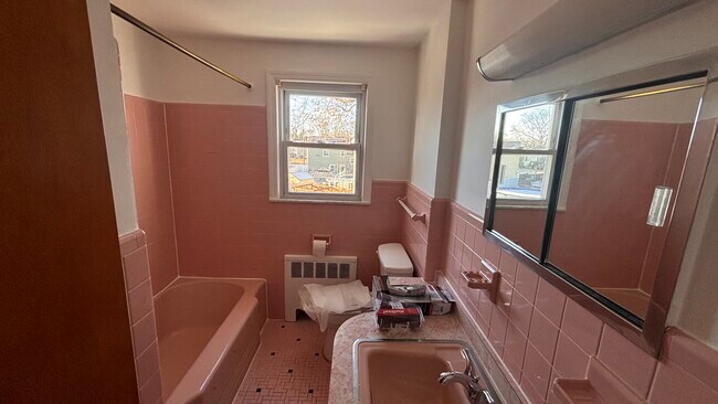 Bathroom - 870 Louisa St