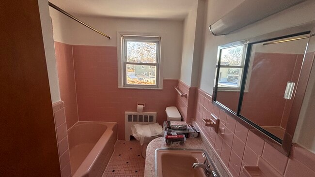 Bathroom - 870 Louisa St