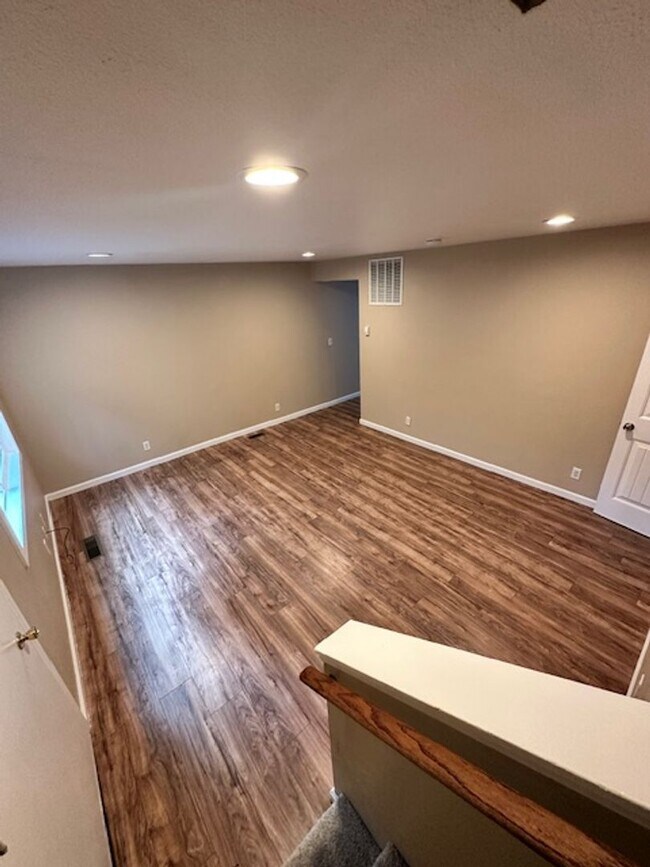 Foto del edificio - Nicely updated duplex 2Bd unit available soon!! Call me today to inquire!