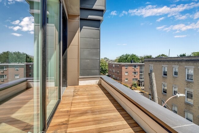 Building Photo - 55 Linden St