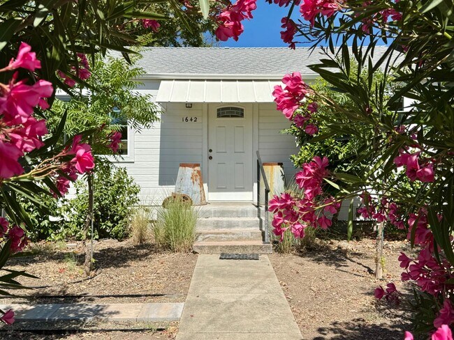Foto del edificio - Rare Find Saint Helena Gem, “Upper Tainter...