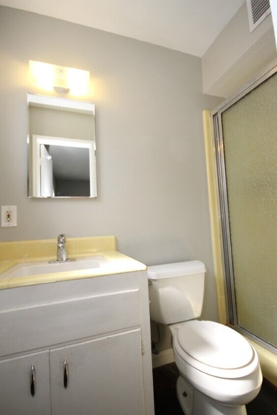 Foto principal - 3034 E Cheery Lynn Rd