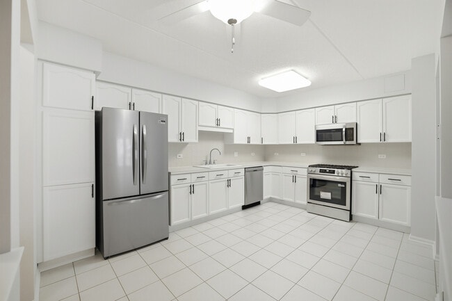 Building Photo - 650 S River Rd