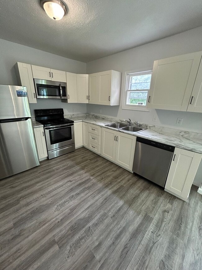 Foto del edificio - COMING SOON! 3 Bed 1.5 Bath Home! $1495.00