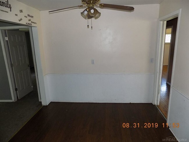 Foto del edificio - 16734 Collinson Ave