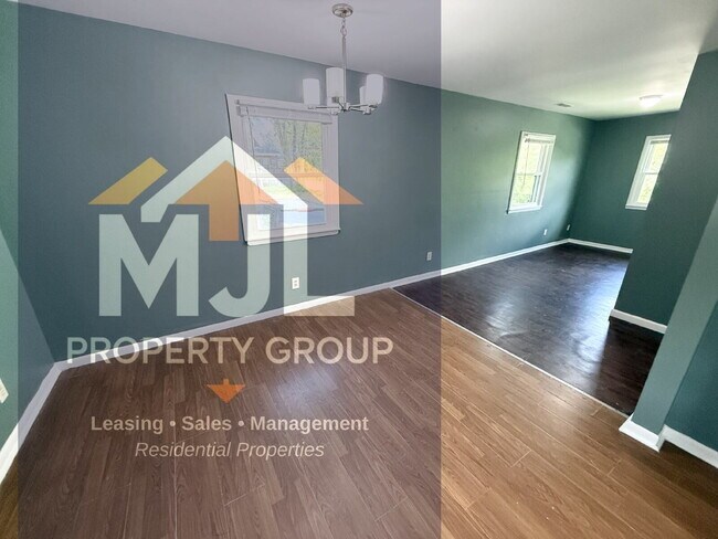 Foto del edificio - Spacious 3 Bedroom / 1 Bath Apartment in Sugar Creek *Ready Now*