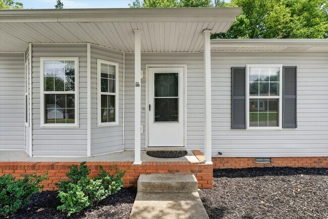 Building Photo - Pet Friendly Three Bedroom!