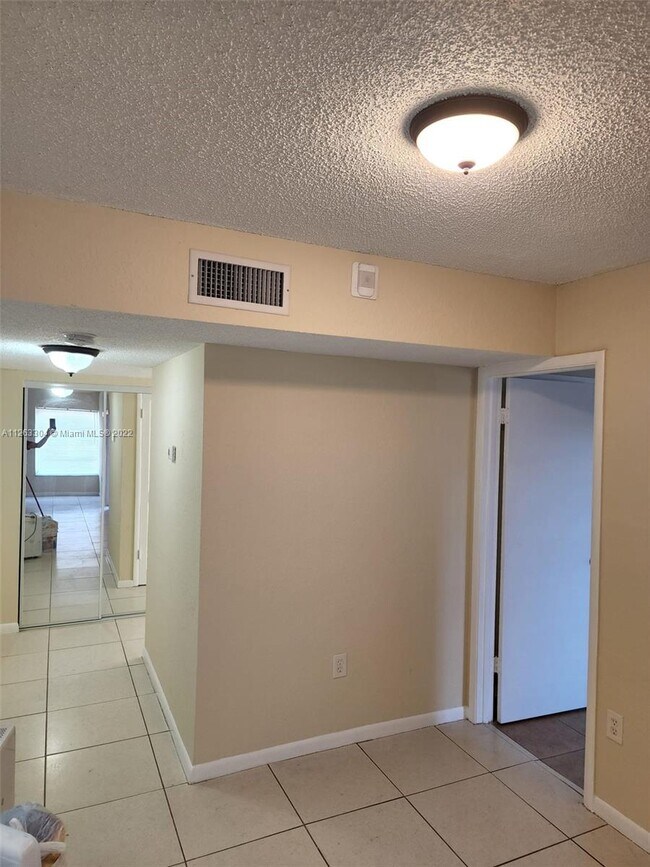 Foto del edificio - 17500 NW 68th Ave