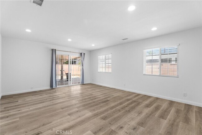 Foto del edificio - 8691 Davmor Ave