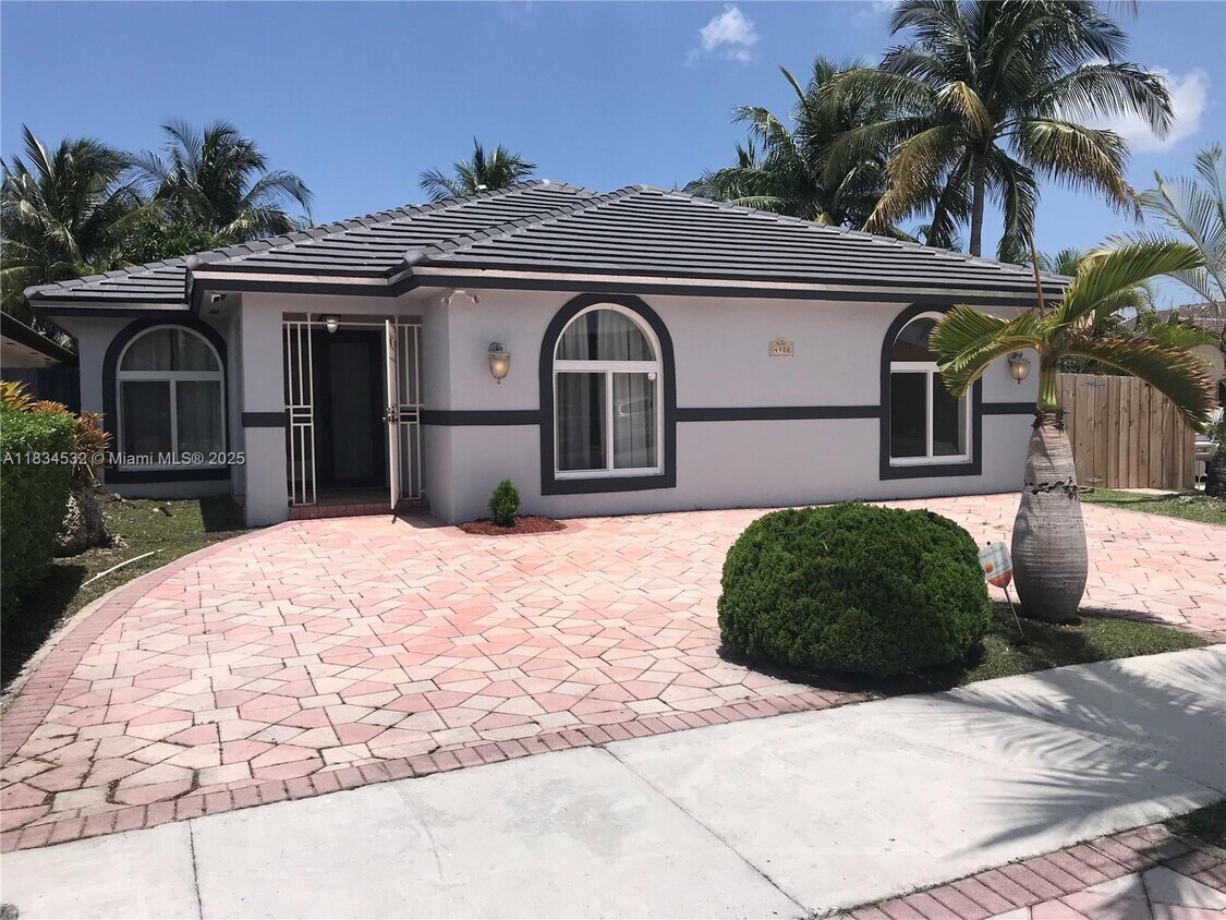 Foto principal - 4908 SW 143rd Ave