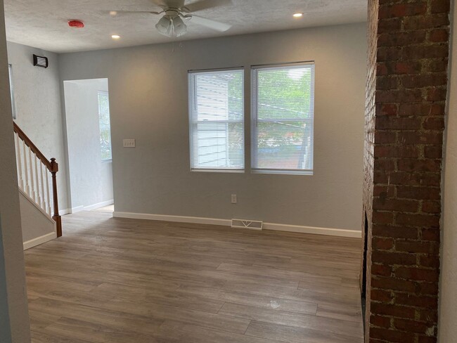 Building Photo - *Beautifully Updated 2BD/1BA Rowhouse for ...