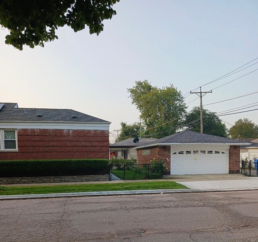 8900 S Merrill Ave, Chicago, IL 60617 House for Rent in Chicago, IL