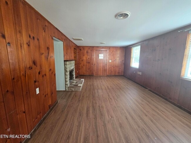 Building Photo - 136 Pine Rd
