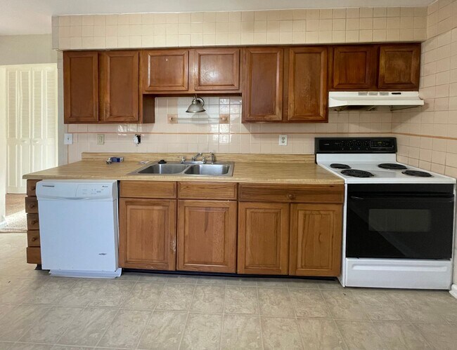 Foto del edificio - COMING SOON! Nice 3 BR House for Rent! W/D Hookups, Off-Street Parking, Pets Ok!