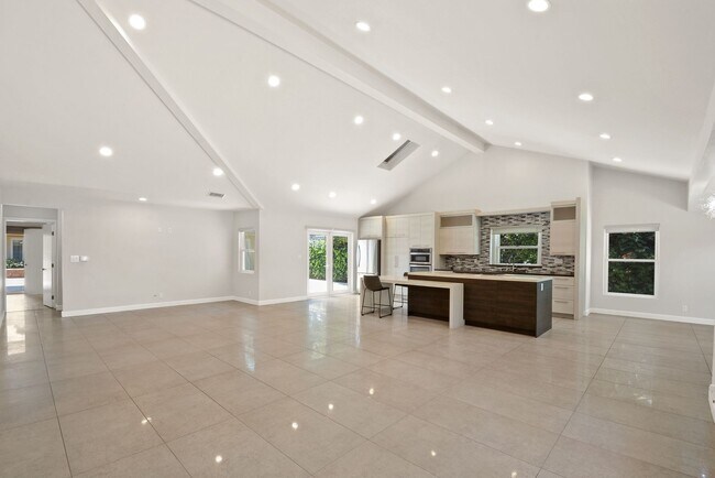 Foto del edificio - Spacious Front House in Prime Sherman Oaks