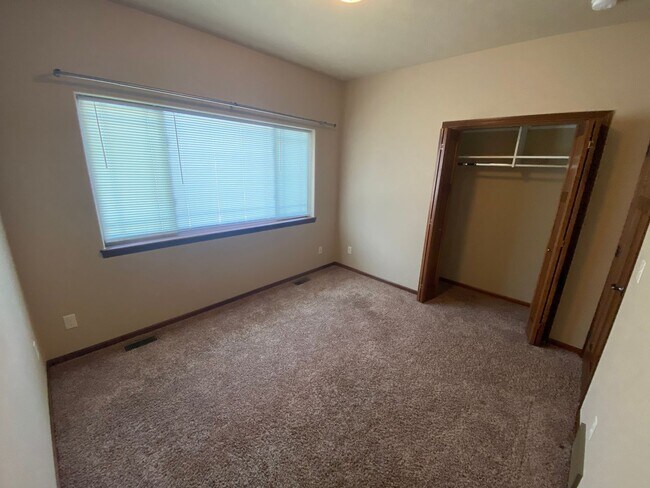 Building Photo - Large Ranch Style Twin Home For Rent