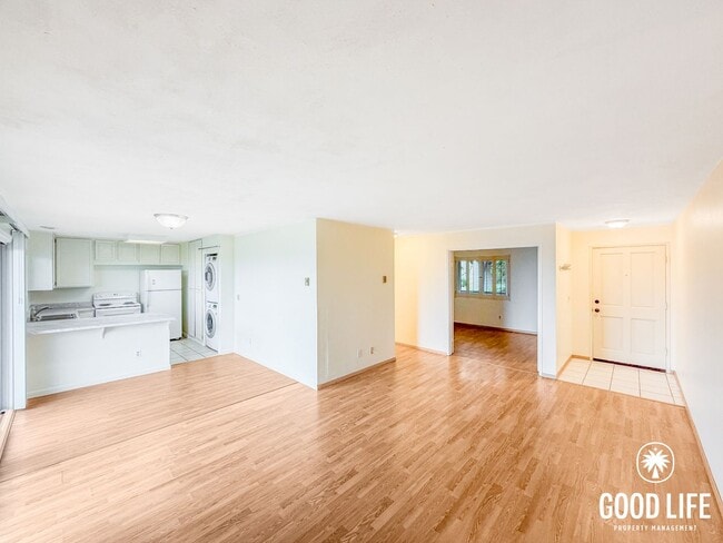 Building Photo - 2BD/1BA Condo in Clairemont with Balcony, In-Unit Laundry & Reserved Parking