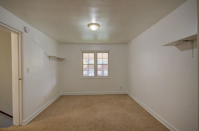 Foto del edificio - 2 bd 1 ba spacious townhome Joliet