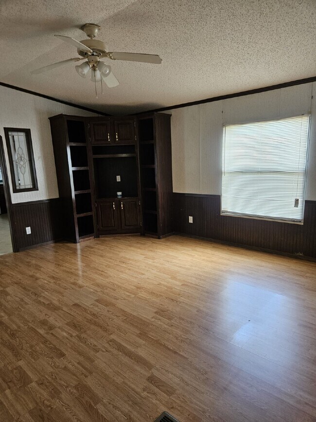 Building Photo - 3 Bedroom/2 bath mobile home