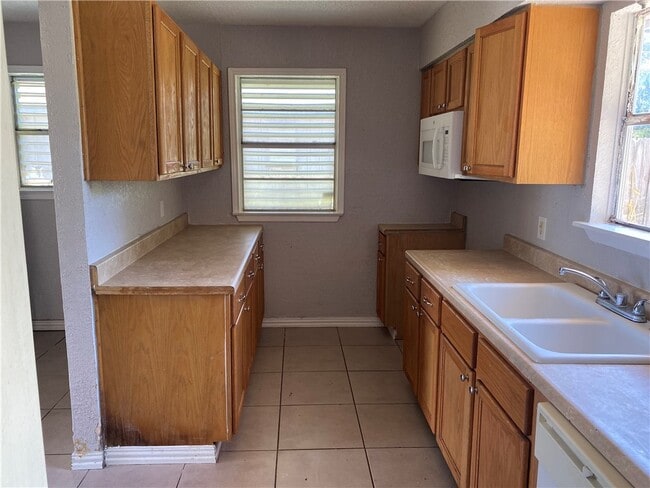 Building Photo - 1233 Baywood Ln