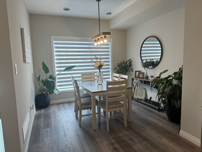 Building Photo - 720 Grey St