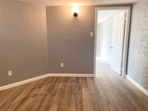 Building Photo - 7515 Bayway Dr