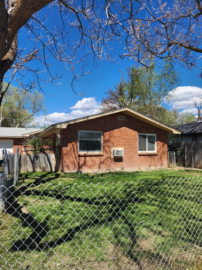 Building Photo - 2-Bedroom Duplex with Hardwood Floors and ...