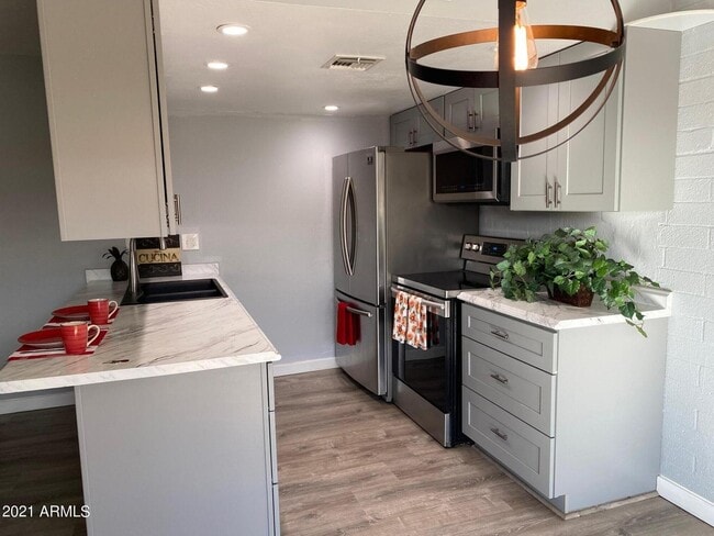 Building Photo - 1142 N 85th Pl