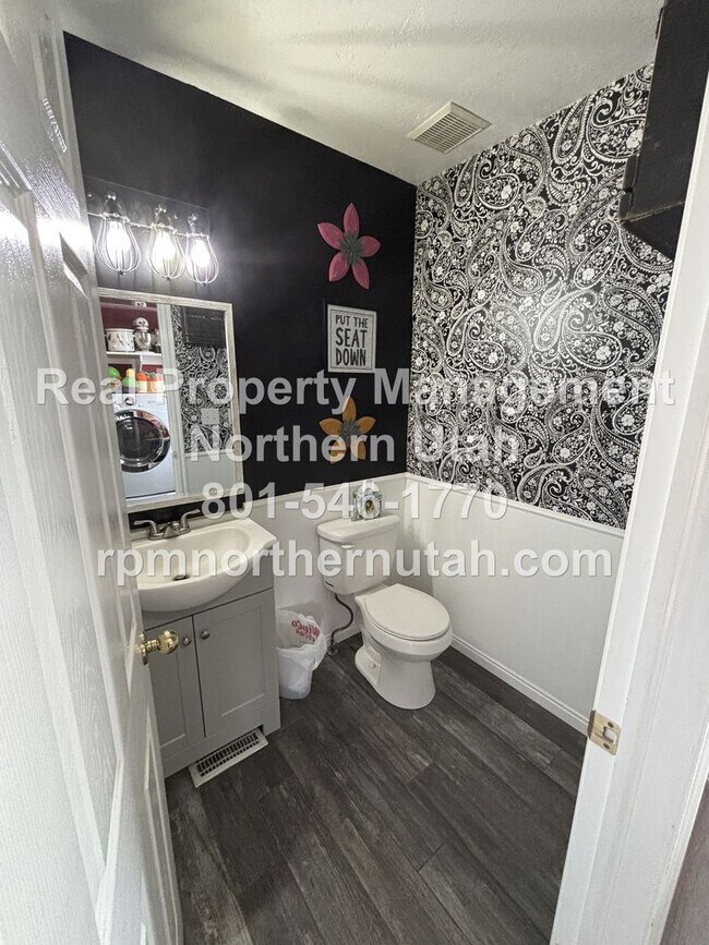 Foto del edificio - Charming 2-Story Home in the Heart of Clea...