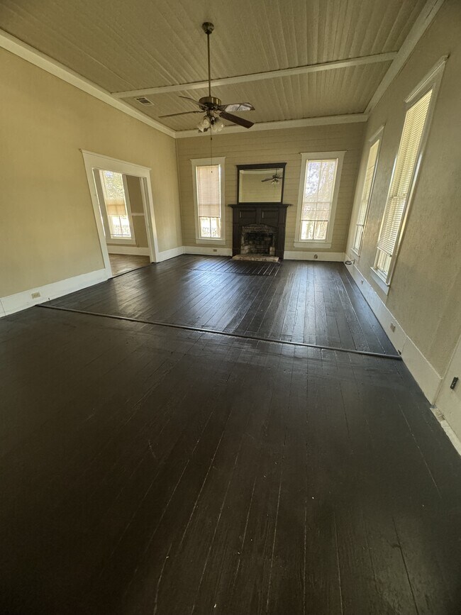 Foto del edificio - 302 N Burleson St