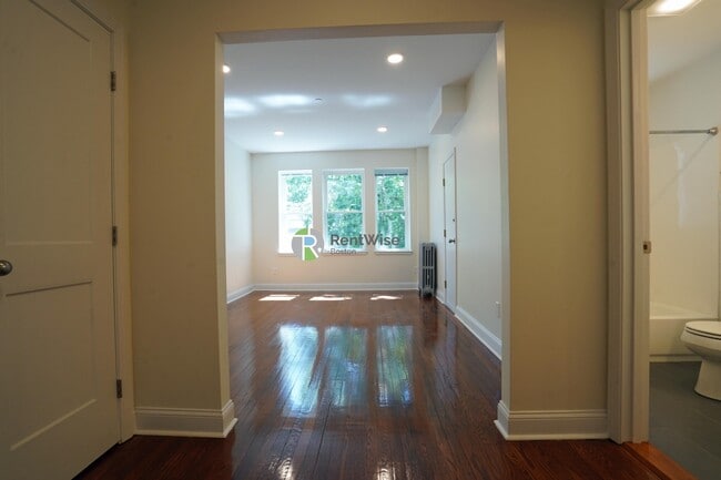 Building Photo - 123 Sutherland Rd