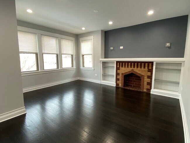 Building Photo - 5618 N Maplewood Ave