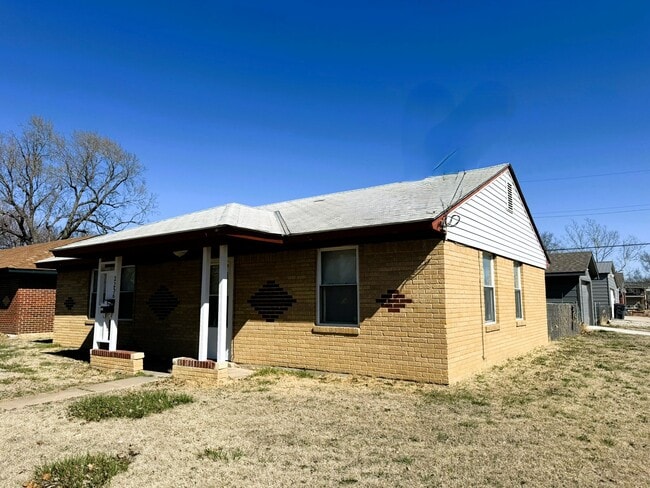 Building Photo - 2256 S Bonn St