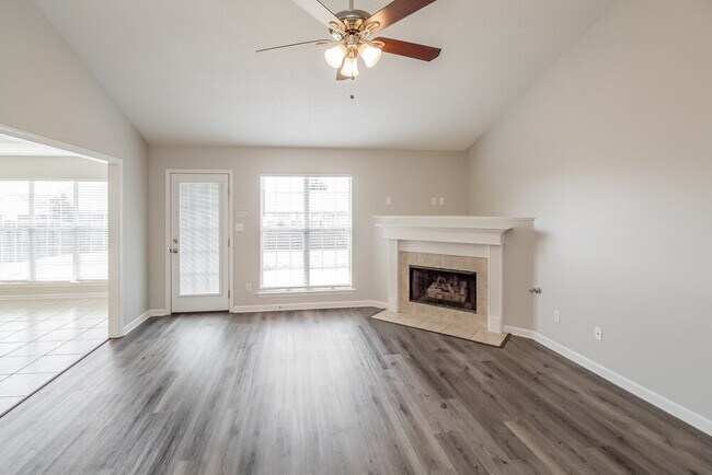 Foto del edificio - 6443 White Hawk Ln