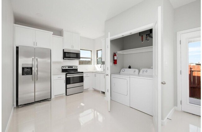 Foto del edificio - 200 W Saint Helena Ave