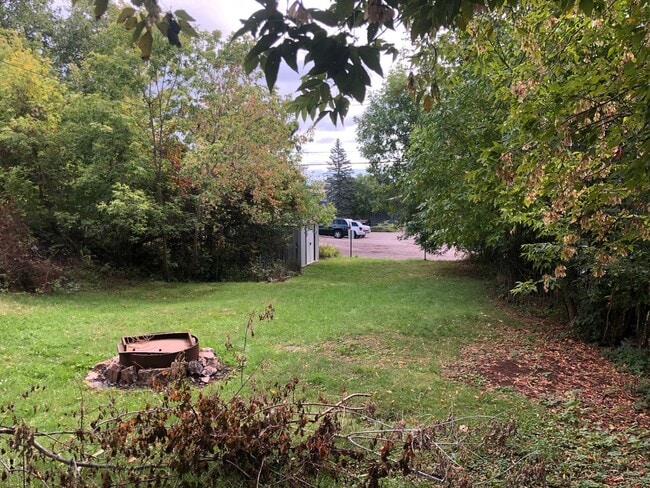 Building Photo - AVAILABLE JUNE 2025 - 3 BED 2 BATH