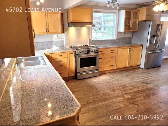 Photo du bâtiment - Updated Home on Large Lot with Workshop an...