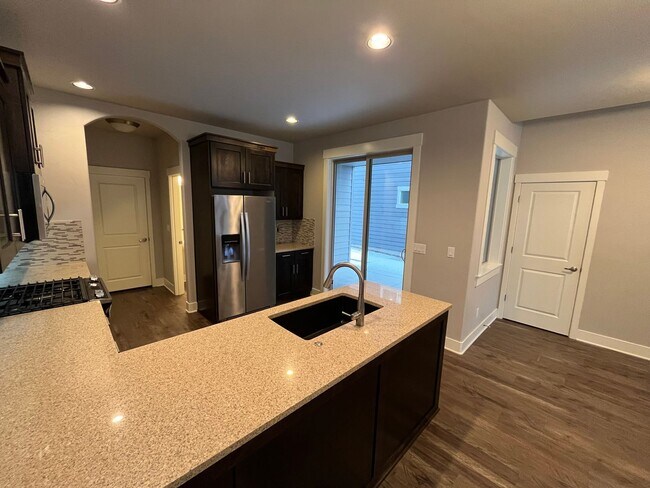 Building Photo - Spacious 3 Bed/2.5 Bath Single Family Home...