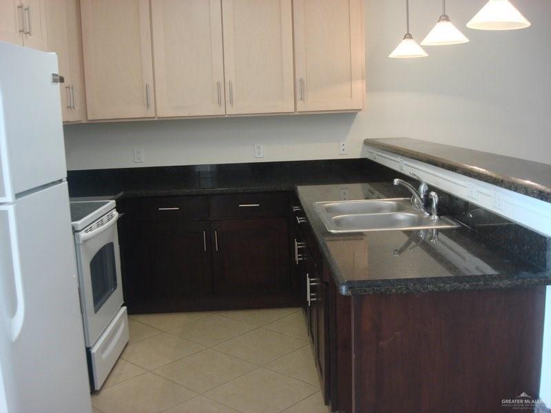 Building Photo - 904 E Daffodil Ave