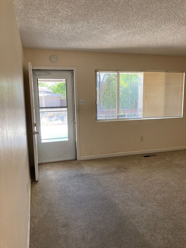 Foto del edificio - **READY FOR MOVE IN** 3 Bedroom/2 Bath Single Story Home