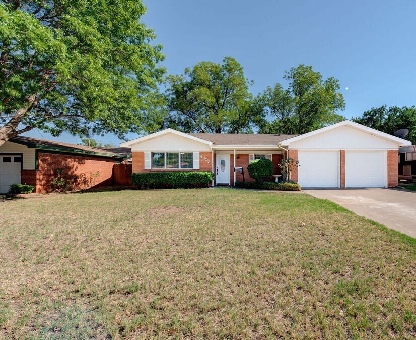 Primary Photo - 3/2/2 in Excellent Location!