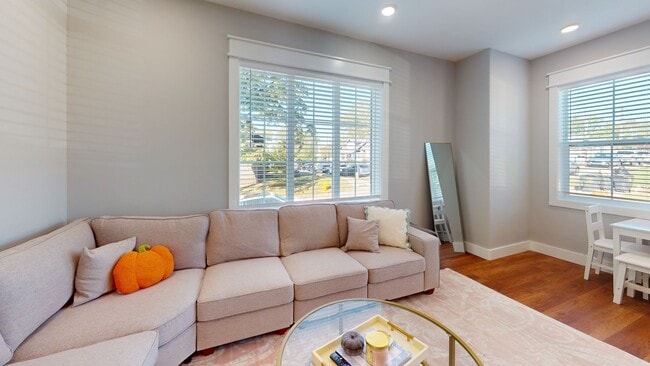 Foto del edificio - 4BR/4BA Townhome in the Heart of Fort Sand...