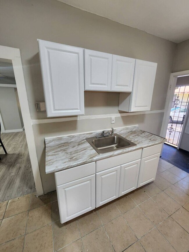 Foto del edificio - Charming 2-Bedroom Property in Prime Location