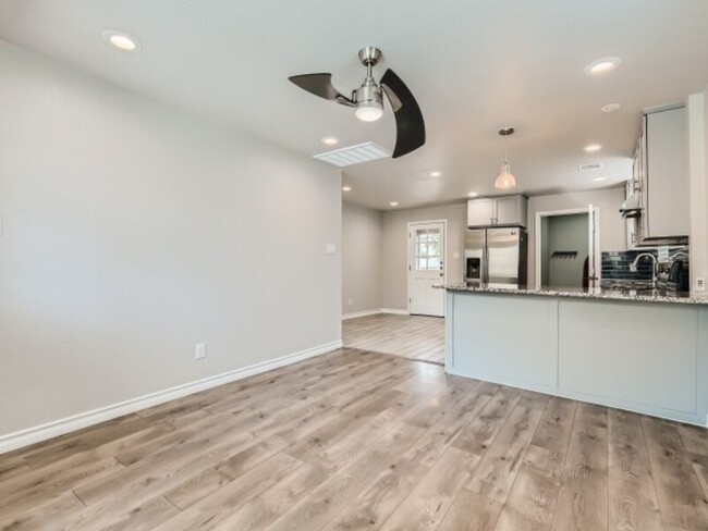 Building Photo - 627 N San Manuel St