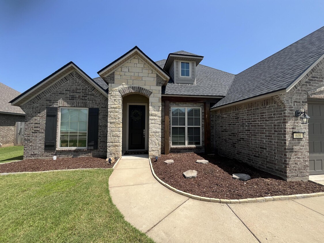 Primary Photo - 608 Labarre Ln